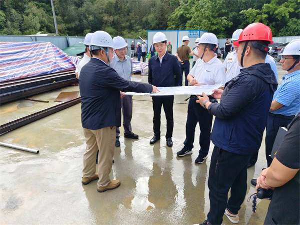4月28日，市委常务、常务副市长任生调研新安江防洪项目建设情况，黄山乐动网页版登录入口-乐动（中国）集团副总经理张高峰陪同调研。.jpg