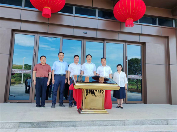 7月18日上午，歙县人工智能创客中心正式投入使用并举行揭牌仪式，县委常委、常务副县长詹凯主持仪式，县委副书记、县长王奇勇和乐动网页版登录入口-乐动（中国）集团党委书记、董事长洪筱明共同为歙县人工智能创客中心揭牌。县委常委、县经开区管委会主任王坤，副县长程衍生，县政协副主席、财政局局长曹胡翠，县直有关部门、县各金融机构主要负责同志，共同见证揭牌仪式，并观摩富丰新城片区投资规划沙盘、集团企业馆1。.jpg
