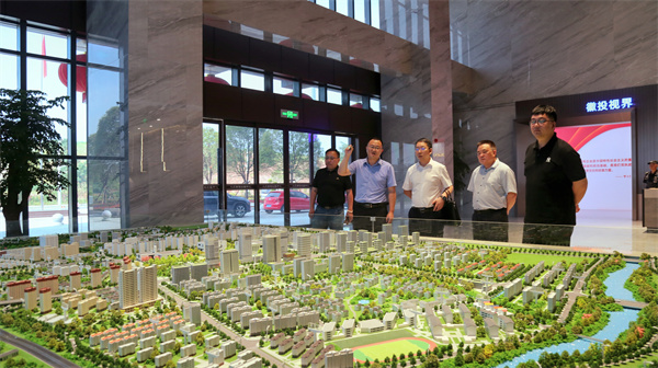 8月6日，上海市水利工程集团有限公司董事长刘方强一行赴乐动网页版登录入口-乐动（中国）集团了解富丰新城片区开发建设情况及参观企业党建馆，洪董、余总陪同。.jpg