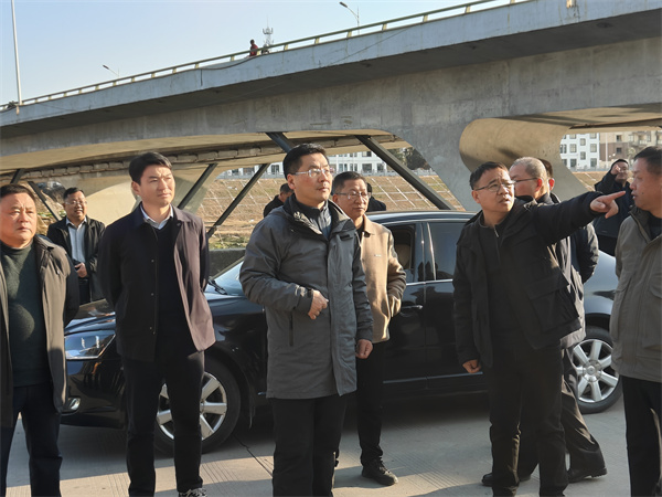 1月19日下午，县政府县长实地调研新安江流域防洪治理工程项目进展情况，副县长程伟，县政府办、县水利局、县应急局、县住建局、县城管局、乐动网页版登录入口-乐动（中国）集团、徽城镇、桂林镇有关负责同志随同参加。.jpg