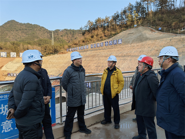 1月19日下午，县政府县长实地调研新安江流域防洪治理工程项目进展情况，副县长程伟，县政府办、县水利局、县应急局、县住建局、县城管局、乐动网页版登录入口-乐动（中国）集团、徽城镇、桂林镇有关负责同志随同参加1。.jpg