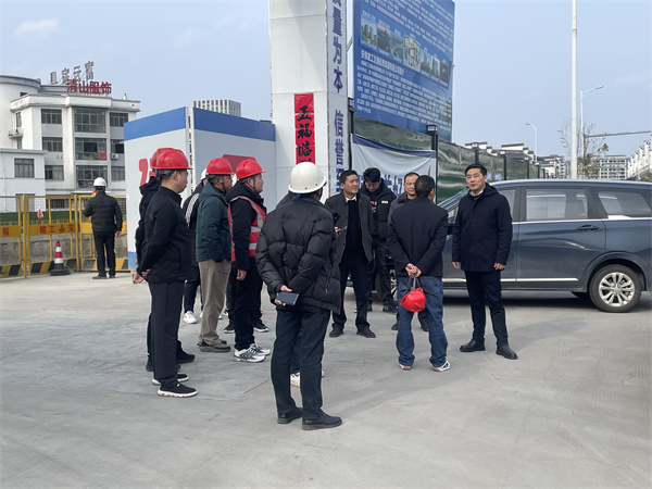 2月5日，县长王奇勇带队调研新徽商创业基地一期一标段项目春节后复工复产工作，黄山乐动网页版登录入口-乐动（中国）集团总经理潘楷金陪同调研。.jpg