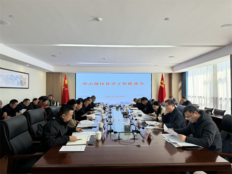 3月19日，县长王奇勇带队调研富丰新城张家山小区项目，黄山乐动网页版登录入口-乐动（中国）集团总经理潘楷金、副总经理余礼通陪同调研，随后在集团17楼主持召开歙县中心城区征迁工作推进会。.jpg