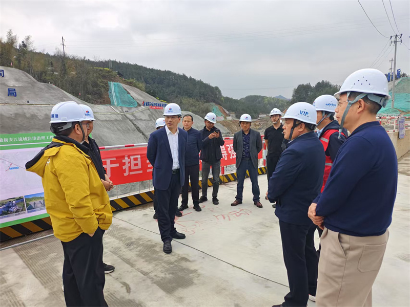 3月27日，县长王奇勇带队调研防洪工程项目建设情况，黄山乐动网页版登录入口-乐动（中国）集团党委书记、董事长洪筱明，副总经理张高峰陪同调研。.jpg
