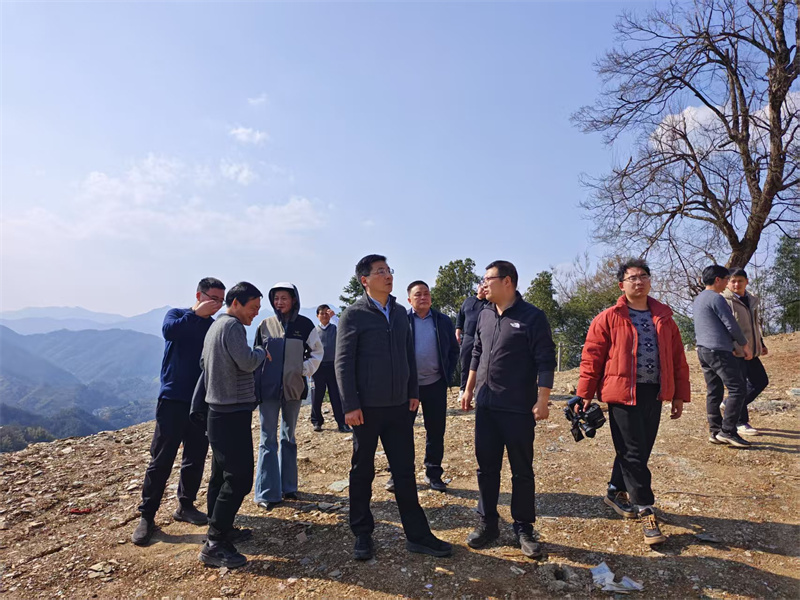 3月18日，县长王奇勇带队调研石潭景区项目，黄山乐动网页版登录入口-乐动（中国）集团党委书记、董事长洪筱明陪同调研。.jpg