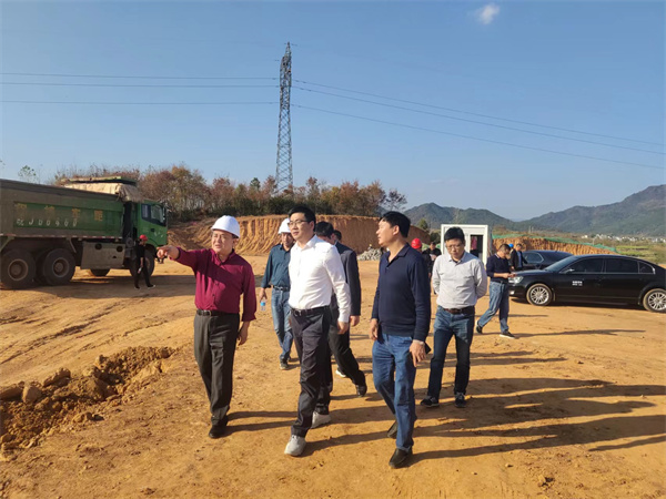 11月8日，县长王奇勇一行调研粮食产业园项目，黄山乐动网页版登录入口-乐动（中国）集团党委书记、董事长洪筱明陪同。.jpg