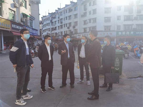 11月10日，常务副县长詹凯一行调研歙州中心市场，黄山乐动网页版登录入口-乐动（中国）集团常务副总经理方亮陪同。.jpg