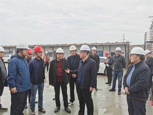 4月4日，县委书记汪凯在乐动网页版登录入口-乐动（中国）集团董事长洪筱明的陪同下检查乐动网页版登录入口-乐动（中国）大楼安全生产情况，汪书记询问项目日常安全管理情况，并对项目经理、安全员、技术负责人、项目总监等就施工安全生产工作提出殷切希望。.jpg